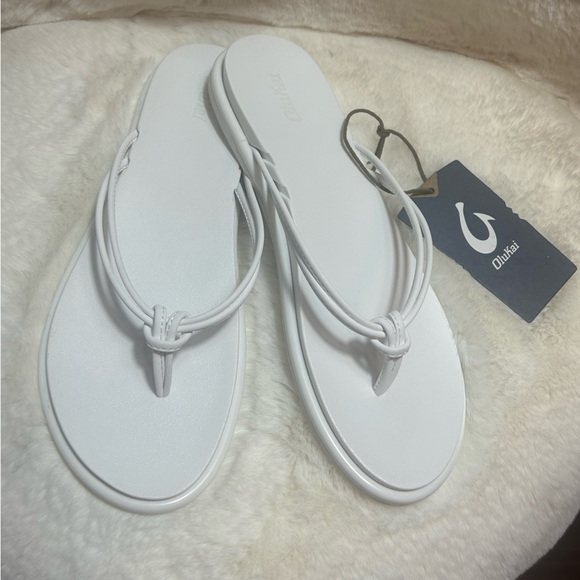 OluKai Aka White Sandals Classic Minimalist Design flip flops NWT Sz-10. RS - Picture 1 of 10